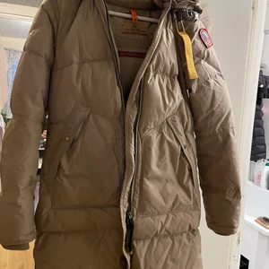 Vinterjacka  - säljer nu min Parajumper Jacka i  Storlek S i nytt skick. För mer frågor, skriv! Pris kan diskuteras vid snabb affär