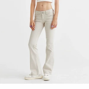 H&M low waist beigea jeans - Säljer dessa helt nya supersnygga jeansen från h&m. Low waist. Beige. Snygga fickor. Slutsålda på hemsidan. Storlek 38 🤍🤍