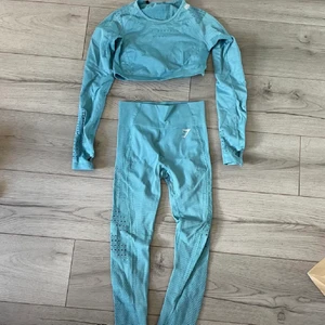 Gymshark set - Köpt här på Plick men passade inte mig. Sydda i grenen av förra ägaren, syns ej!☺️