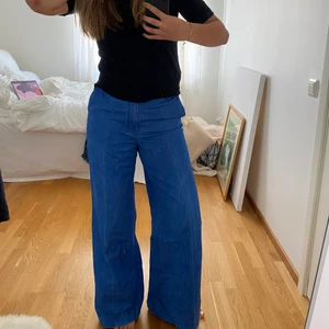 Klarblå jeans - Jeans i klarblå färg gamla från HM. Är 179 för referens😀