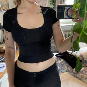 Topp - Sorry för smutsig spegel! Sjukt snygg topp från Bik Bok i asnajs tjockare material som formar kroppen! Den är tyvärr lite för liten för mig numera. Möts i Stockholm eller skickar mot fraktkostnad <3