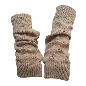 handleds värmare - ljusbruna handleds värmare! aldrig använda, super mjuka och har hål för tummen!