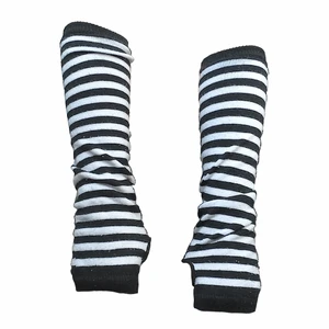 handsleds värmare - svart och vit randiga handledsvärmare! materialet är detsamma som strumpor 💞