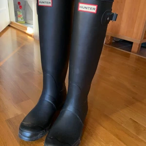 Hunter stövlar - Hunter gummistövlar i fint skick, man får även med ett år rosa kabelstickade strumpor som är huur mysiga som helst❤️ Köptes för några år sedan, sparsamt använda. Har för mig att nypris låg runt 1000 och strumporna 400❤️