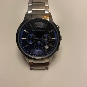 Klocka  - En fin emoporio Armani klocka, äkta och köpt för ca 3000 kr om jag minns rätt. Funkar som den ska men säljer den pga att jag inte använder den längre 