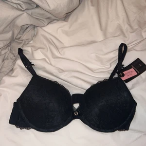 Bh hunkemöller - Bh från hunkemöller i storlek 80C, lite för stor storlek för mig :) helt oanvänd med lappen kvar & helt ny då jag precis fått hem den😊 den är push-up. priset kan diskuteras vid snabb affär 