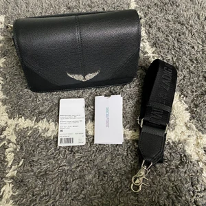 Zadig väska - Säljer min fina Zadig väska som jag köpte för ca ett år sedan. Den är i väldigt bra skick och köpt för ca 3000kr. Säljer direkt för 1200. Skriv vid frågor och intresse💕 (pris kan diskuteras)