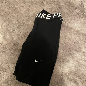Nike PRO  - Nike pro träningstights i mer använt skick men fortfarande mycket fina! Klippt av lappen men är 99% säker på att dom är i S. Passar S/M då dom är väldigt stretchiga.