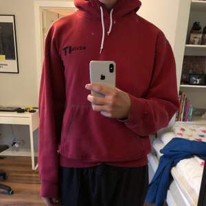 Asfet röd hoodie med super tjockt och skönt material😇