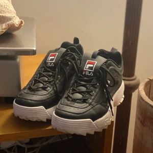 Svarta fila skor - Svarta fila skor perfekta till hösten. Använda en gång och är i storlek 40 men är relativt små i storlekarna. Inga defekter alls! ❤️  Jag kan både frakta och mötas upp i Stockholm. 