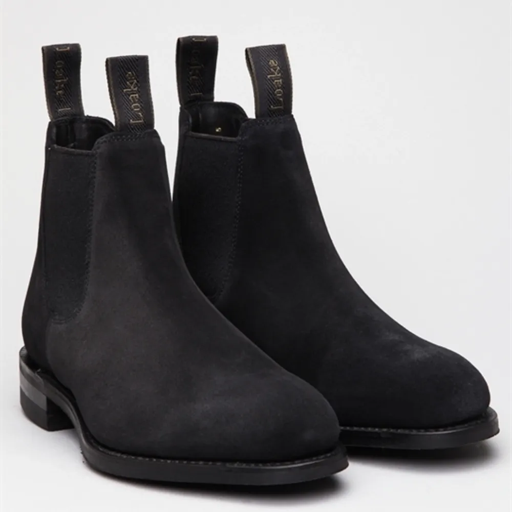 Fina högkvalitativa Chelsea boots från märket Loake. Modellen heter 1880 Classic Chatsworth Chelsea Boot och är i suede/mocka. Randsydd konstruktion. Tillverkad i England. Innersula i läder. Yttersula är Goodyear Welted. Skor.