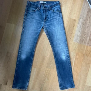 Levis 504 Straight - Levis-jeans i modellen 504 Straight. Waist 31, längd 32😍😍 Hör av er för fler bilder/frågor. Jeansen har en liten slitning på knät och även lite nere vid fötterna. Buden är bindande, vinner du så är jeansen dina, frakt tillkommer på 66kr💕💕