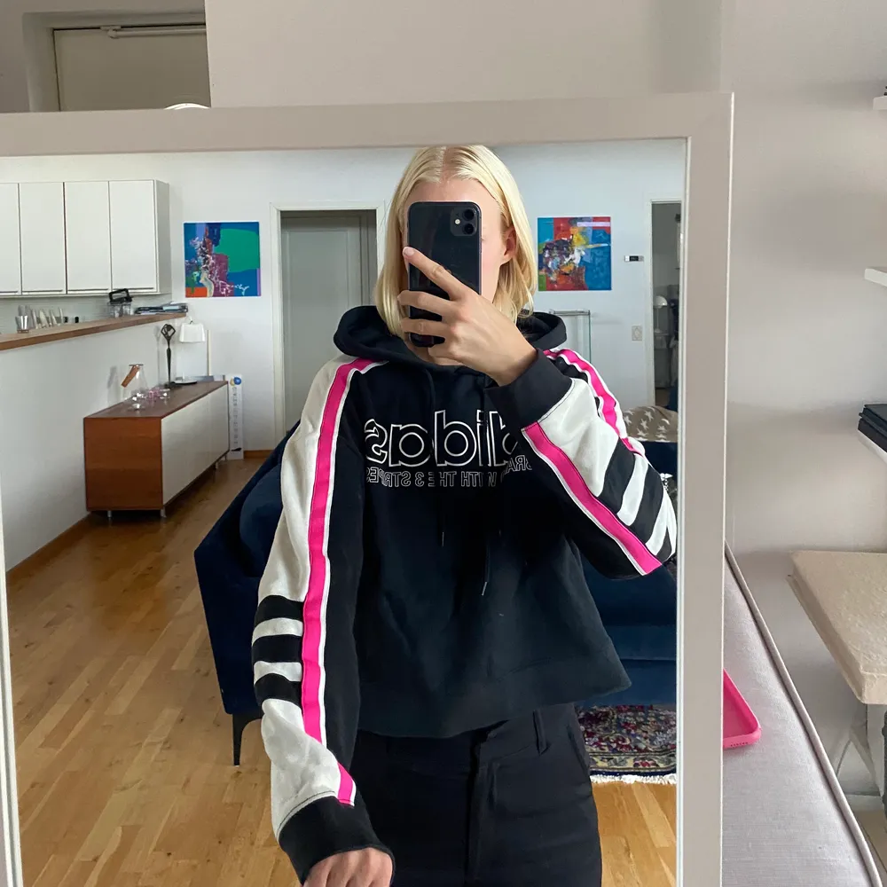 Adidas hoodie i svart med vita och rosa detaljer. Tröjan är i storlek XS och är o gott skick. Frakten står köparen för!💕. Tröjor & Koftor.