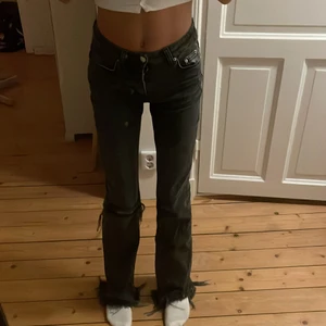 Jeans  - Säljer ett år jenas från Gina i storlek 32/xs  Dom är svarta/gråa och använda fåtal gånger 