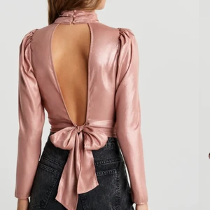 Gina tricot blus 36  - Blus från Gina Tricot  Storlek : 36. Nypris : 399 kr  Nyskick - lappar kvar 