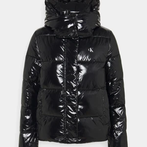 Calvin Klein jacka  - Calvin Klein jacka ” high shine puffer” i stl xs, fint skick! 