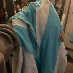 Vindjacka - En äkta vindjacka från 90 talet, aldrig använd endast testad