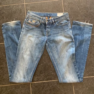 Lågmidjade jeans - Ett par jättefina lågmidjade jeans från diesel som jag egentligen inte vill sälja men de är tyvärr för långa för mig. Kan inte visa bilder på pågrund av de men kan självklart ta fler bilder på plagget ifall någon önskar❤️skriv om intresserad. ⚠️mått i kmt⚠️