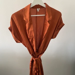 Klänning NLY - Kommer ej till användning 🥰 köparen står för frakt