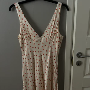 Klänning från Zara!  - Helt oanvänd klänning ifrån Zara, storlek L men passar S-M skulle jag säga. Så himla fin med små 🍓
