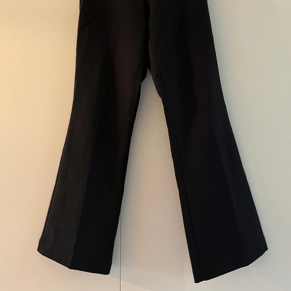 Svarta utsvängda kostymbyxor från bikbok - 91