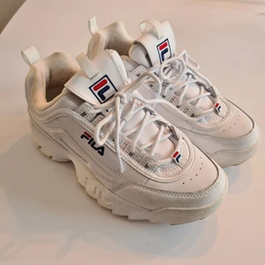 Fila Disruptor stl. 39,5 - Ett par vita Fila Disruptor stl. 39,5 i fint skick.  Köparen står för frakt. 