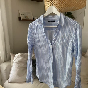 Linneskjorta - Blå/vit randig linneskjorta. Storlek 34. Bra skick. 