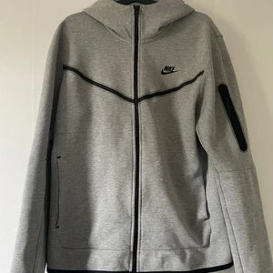 Grå nike tech kofta - En grå nike tech kofta storlek M gott skick. Pris kan diskuteras vid snabb affär