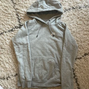 Nike hoodie. Storlek XS  - Grå Nike hoodie storlek XS ungefär 10-13 år