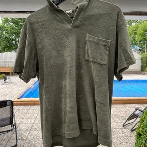 3 pikéer i frotté - Säljer mina 3 pikéer som alla är i nyskick! Nypris på alla 3 tillsammans är ca 1800kr