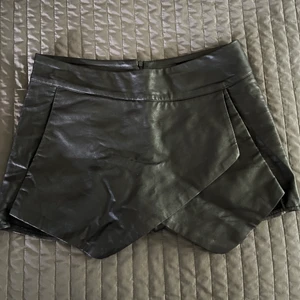 Skinn shorts - Skinn shorts i storlek M, men sitter mer som en S 😇💓 är i skinnimitation och ser ut som en kjol framifrån 😍🙌🏼🤠💞 hör av er vid intresse 