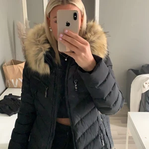 Hollies jacka  - En jätte varm och knappt använd jacka, som jag tyvärr bestämt mig för att sälja pågrund av att den inte används. Köpt för 4500 säljer nu för 1800💓
