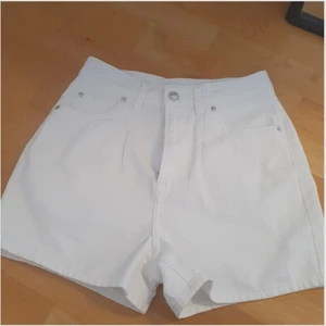 Vita shorts  - Är i nyskick. Storlek 34