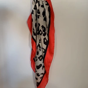 Sjal i siklestyg ifrån Ginatricot - Fin sjal att knyta runt väskan eller runt tofsen i håret