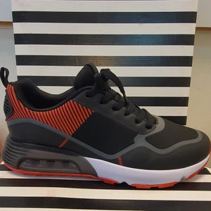 Skor - Moderiktiga sportskor med känsla av komfort och bra kvalitet , vi ligger inom bra priser