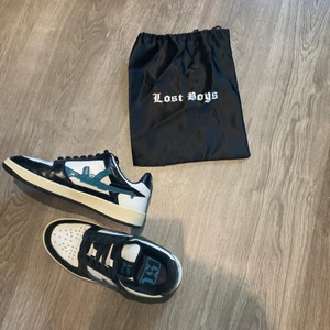 Lostboys - Helt oanvända då storleken blev helt fel. Väldigt sällsynta skor då det inte släpps längre. Betalade cirka 2200kr för dessa.