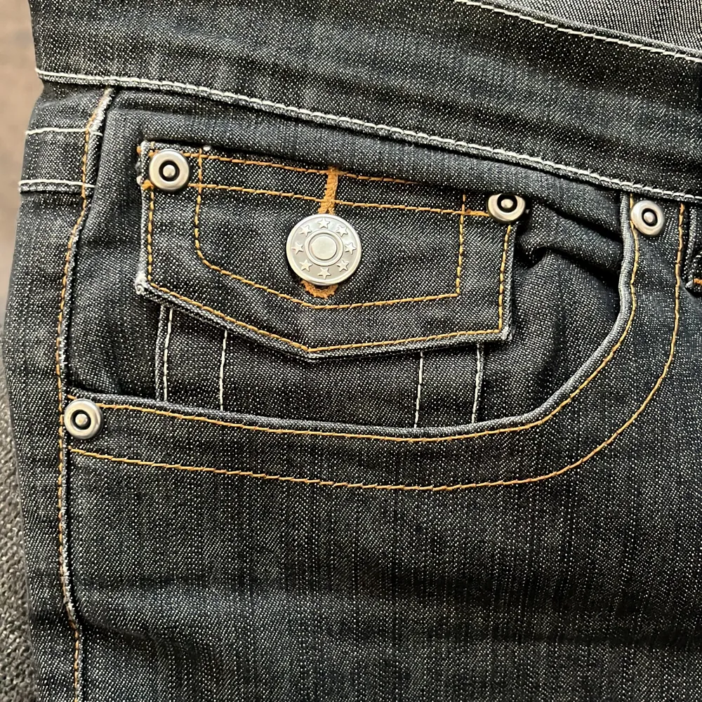 snygga lågmidjade jeans som tyvärr blivit för små:/ . Jeans & Byxor.