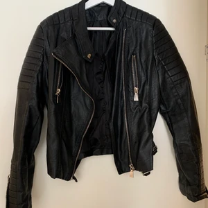 Skinnjacka  - Knappt använd skinnjacka storlek M 