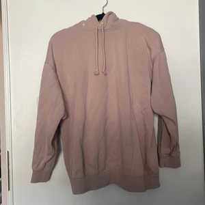Rosa hoodie HM - Som ny, förutom en blekfläck, se bild. 