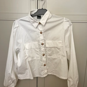 Skjorta/jacka - Skjorta som kan användas som jacka. Passar mellan S-L beroende på passform man önskar.
