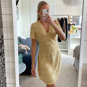 Söt klänning - Söt klänning ifrån shein💕 använd en gång✨ så fin med sömmar framtill och sitter som en smäck i midjan❣️