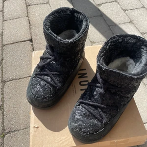 Inuikii  - Säljer dessa sjukt snygga Inuikiis då det är för små för mig! Sparsamt använda, storlek 36. Nypris runt 2000