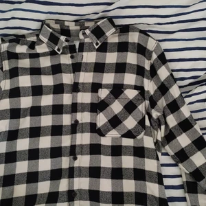 Vailent skjorta - Har inte använt den så ofta pga estetiska skäl. Den är i storlek M, trots det dock så sitter den lite stort på mig som har M. Funkar bra för de som har L med ☁️✨ Skriv om ni har funderingar eller vill ha bättre bilder, pris kan alltid diskuteras 