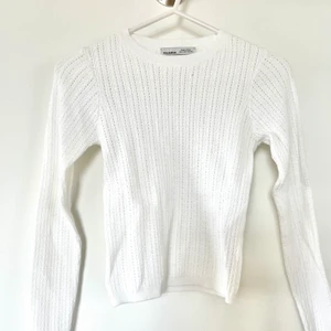 Vit långärmad  - Helt oanvänd. Stickat mönster. 