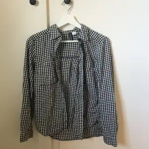 Säljer en svart/vit rutig skjorta från HM då den inte används och har blivit för liten. 