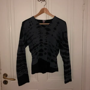 Glittrig top - snygg, ganska tight top från humana (tror jag). inte använd mycket alls och fortfarande i väldigt bra skick. lägg märke till glittret! liten men skitsnygg detalj.  frakt ingår ej i priset. 