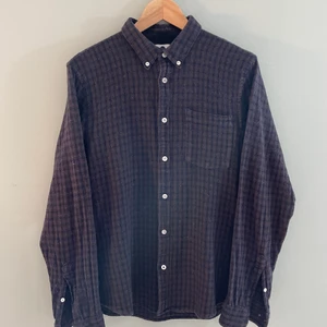 NN07 - Snygg skjorta. Lite luden i tyget