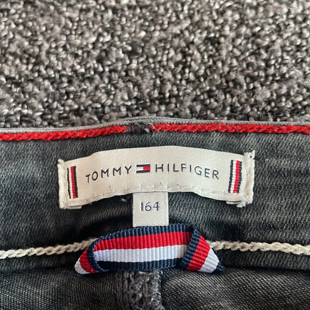 Ett par jätte fina Tommy hilfiger jeans, köpta för 800 nåt och säljer för 200 ink💕🫶 jag säljer dom då dom inte kommer till användning 💕😻. Jeans & Byxor.
