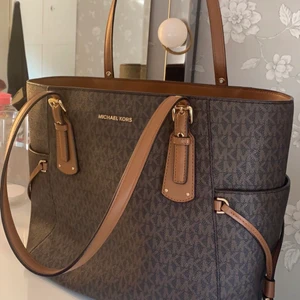 Michael kors väska  - Säljer min superfina äkta Michael kors väska pga ingen användning för den, fint skick. Nypris 2249kr 