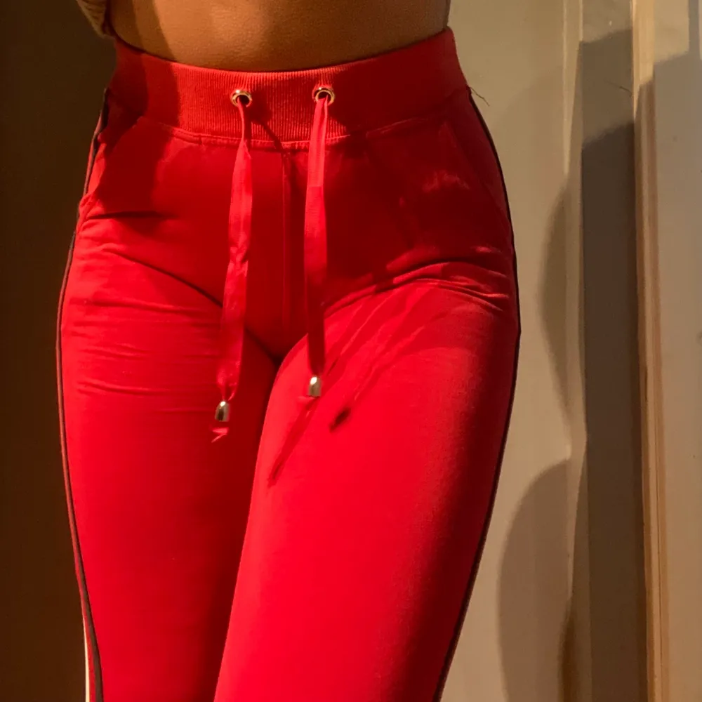 Super söta röda byxor som är tajta hela vägen ner till ankeln . Jeans & Byxor.